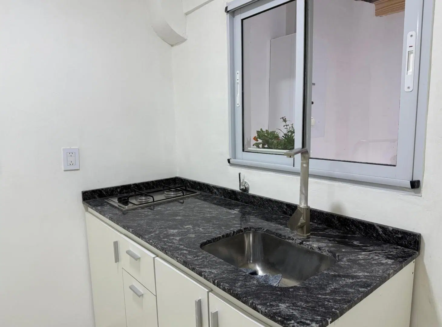 Departamento RECICLADO de 1 dormitorio con patio a metros de Av. Pellegrini 5