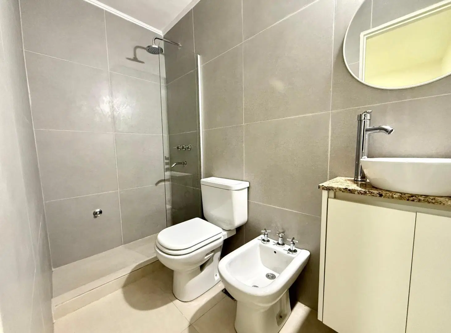 Departamento RECICLADO de 1 dormitorio con patio a metros de Av. Pellegrini 3