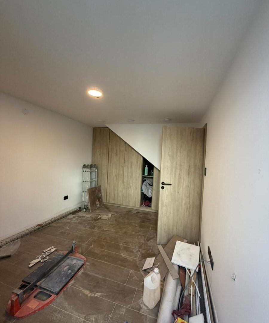 Casa de pasillo RECICLADA de 2 dormitorios con terraza en Barrio Pichincha