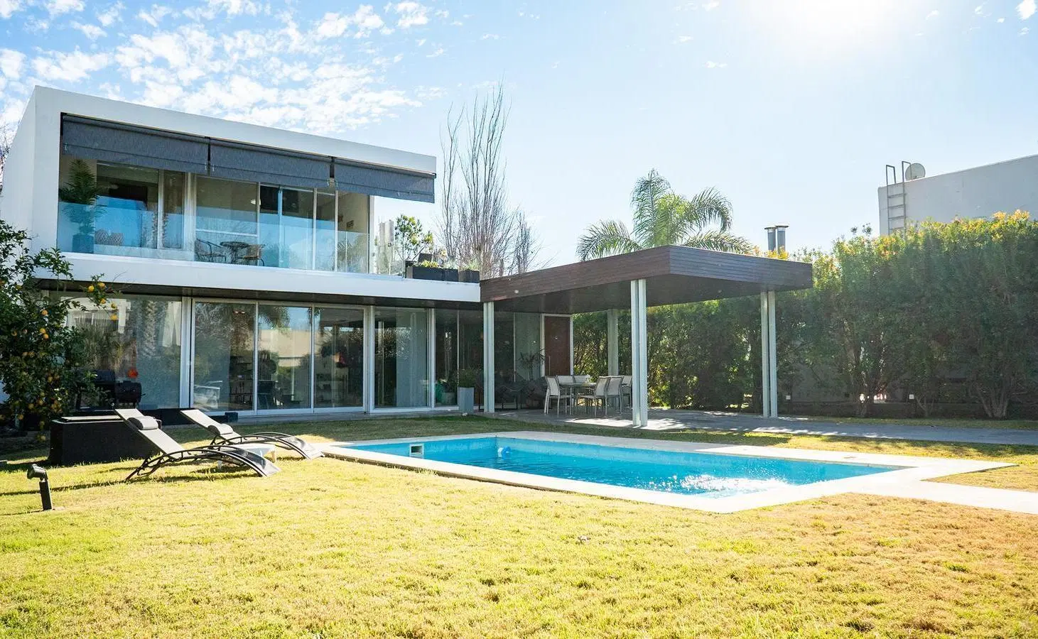 Casa de 4 dormitorios con galería, pileta y cocheras en Miraflores (Funes Hills) 2