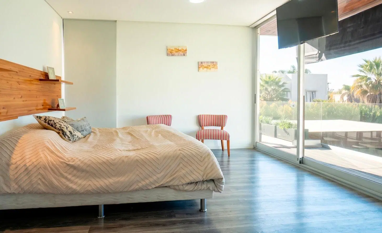 Casa de 4 dormitorios con galería, pileta y cocheras en Miraflores (Funes Hills) 8