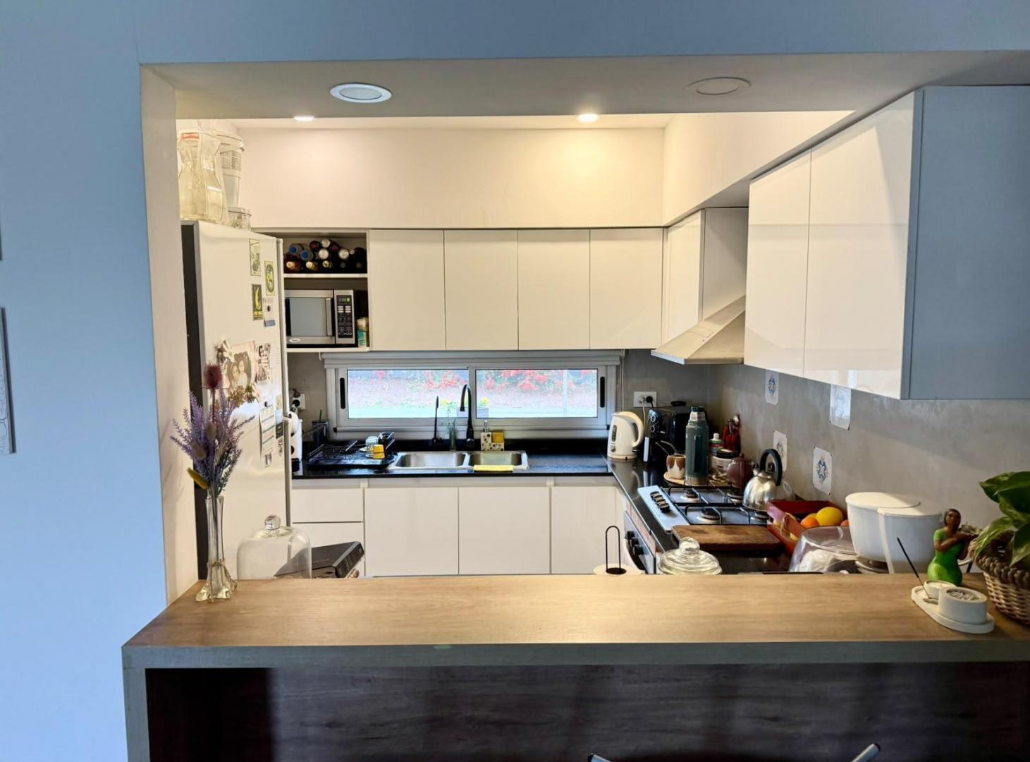 Foto de Casa distribuida en 2 plantas con 3 dormitorios y cochera en Barrio, imagen 3