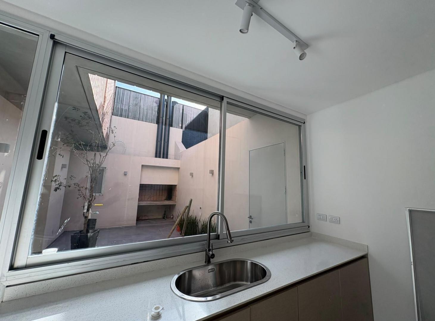 Foto de Casa de pasillo reciclada de 3 dormitorios a metros de Bv. Oroño, imagen 1