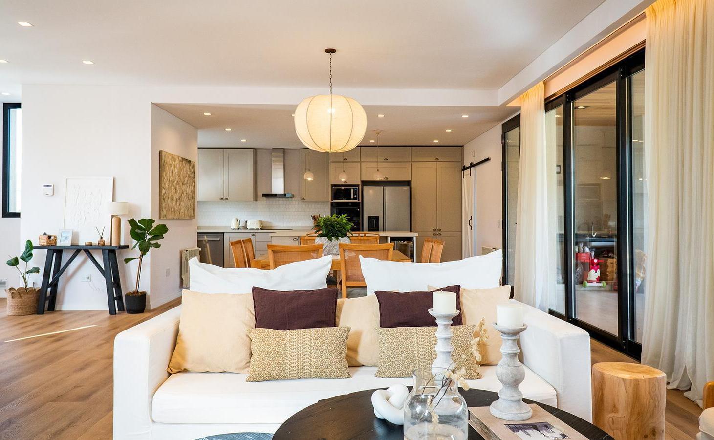 Foto de Casa de diseño de 3 dormitorios y gran jardín con pileta en Puerto, imagen 2