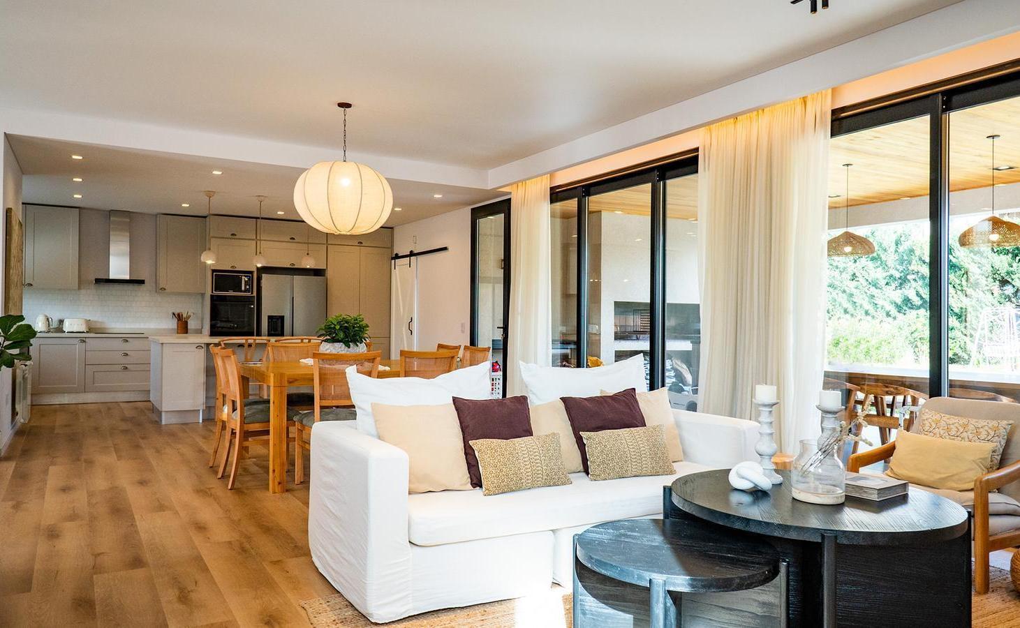 Foto de Casa de diseño de 3 dormitorios y gran jardín con pileta en Puerto, imagen 1