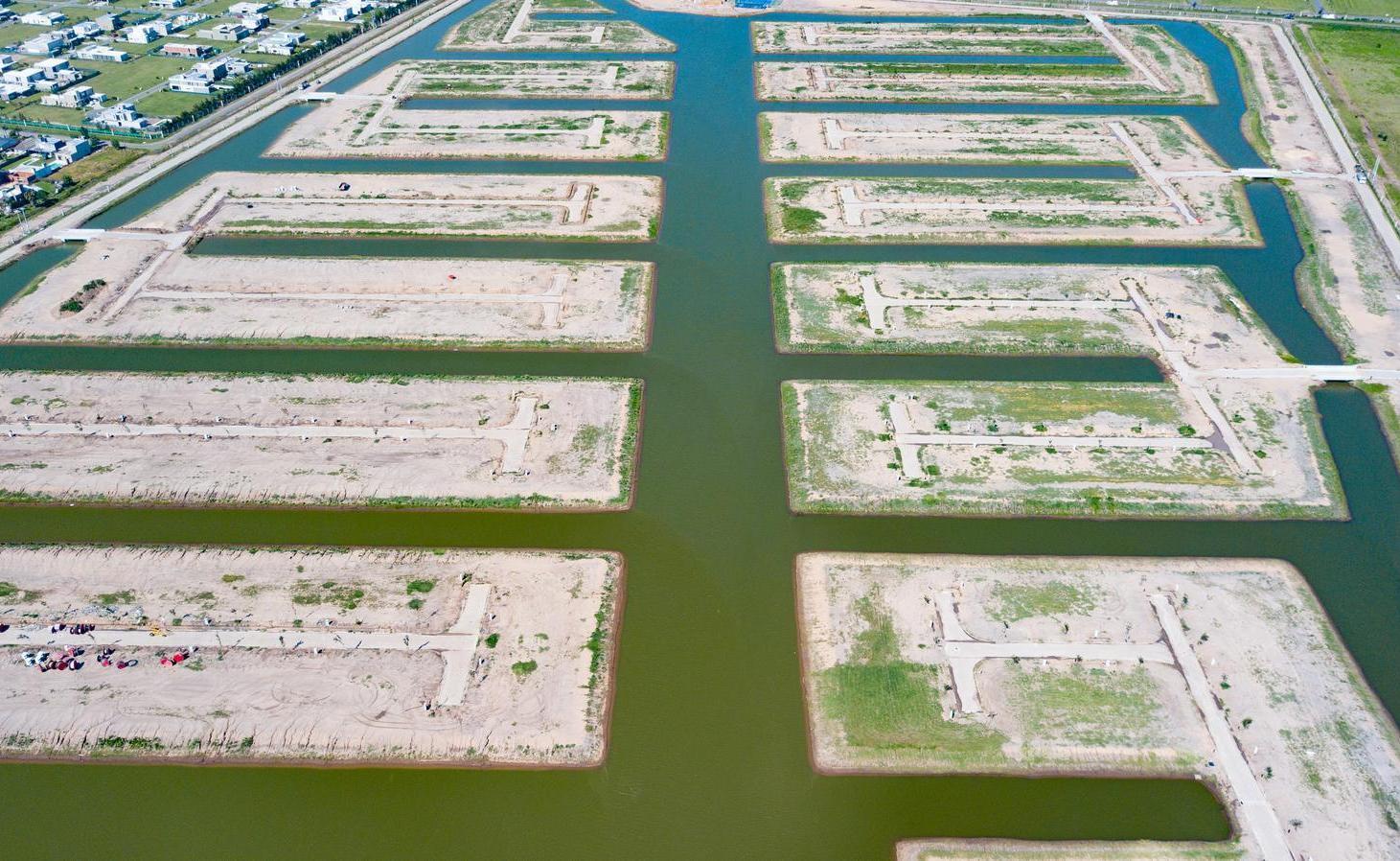 Foto de Lote sobre el canal central en Funes Lakes, imagen 5