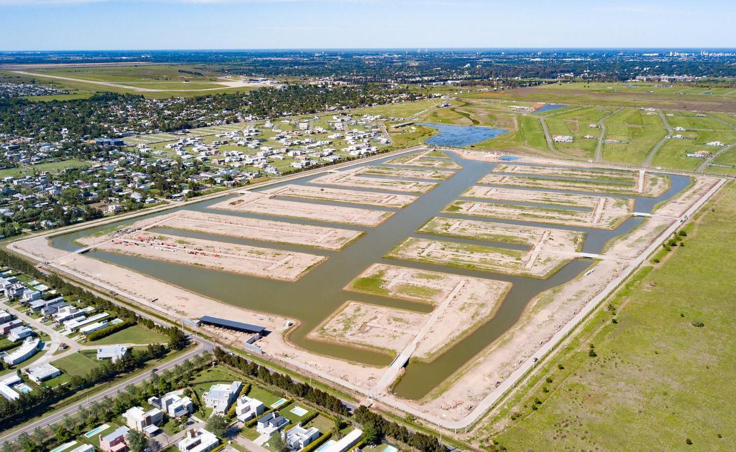 Foto de Lote sobre el canal central en Funes Lakes, imagen 3