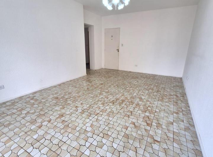 Departamento de 4 ambientes con balcón a la calle. Alquiler 24 meses 2