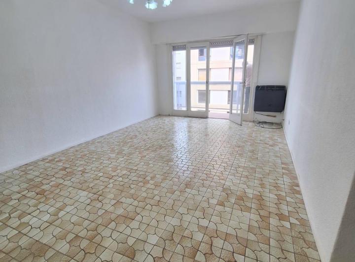Departamento de 4 ambientes con balcón a la calle. Alquiler 24 meses 1