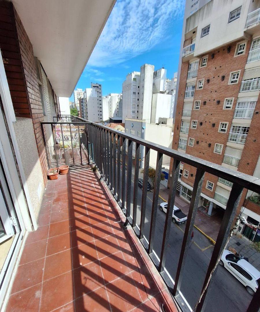 Temporada 2026. Monoambiente con balcón a la calle.