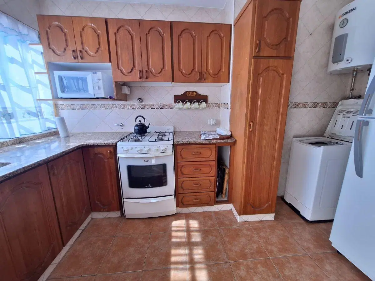 Departamento de 3 ambientes con balcón a la calle 1