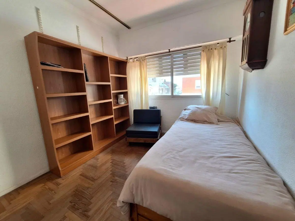 Departamento de 3 ambientes con balcón a la calle 8