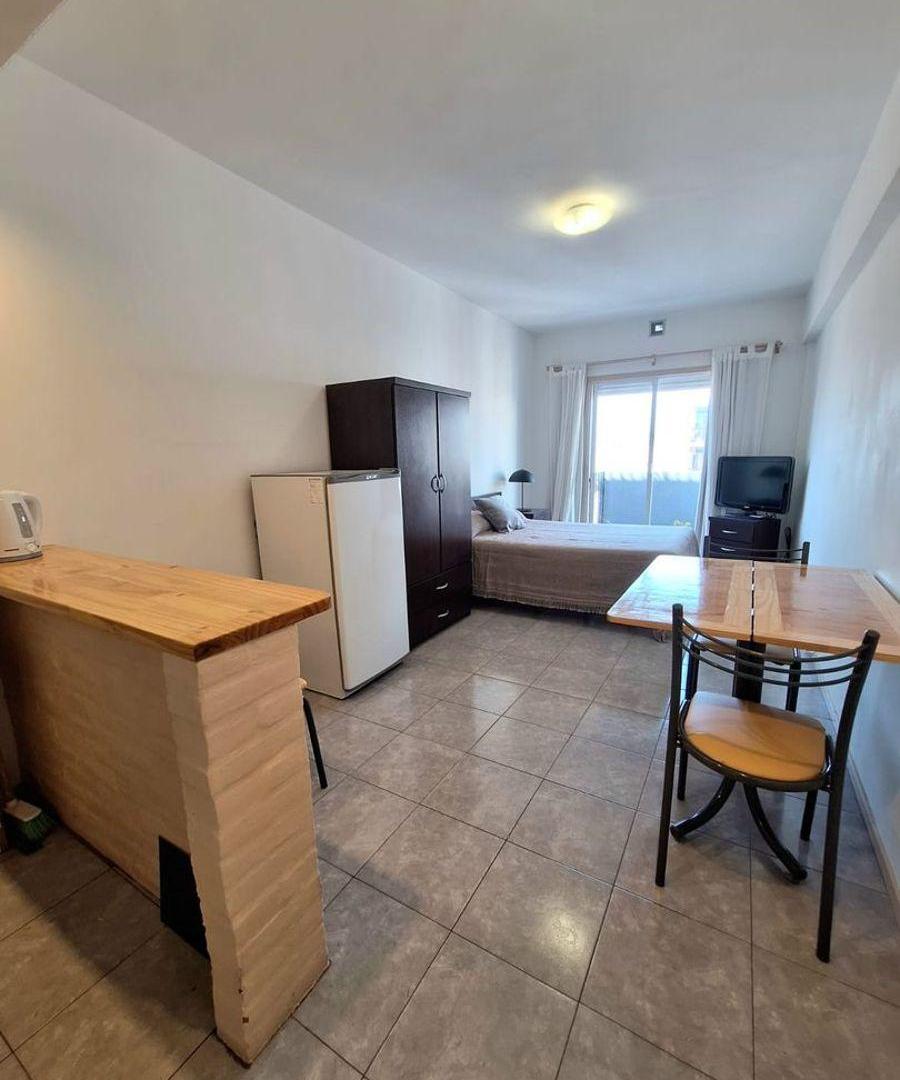Foto de Departamento monoambiente con balcón al frente. Centro. Temporada 2027, imagen 1