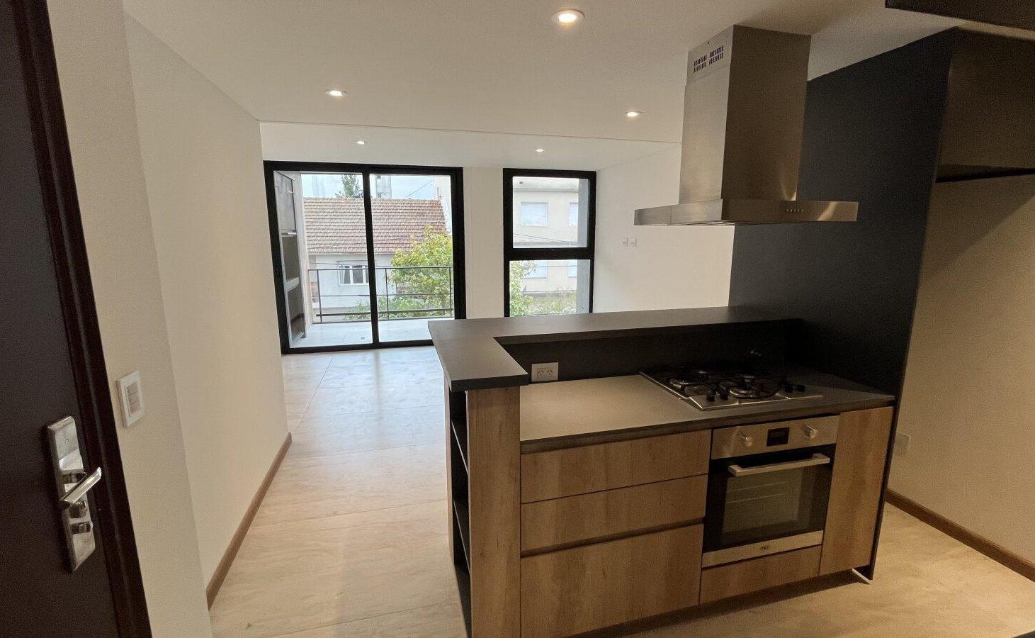 Foto de SEMIPISO 2 AMBIENTES A ESTRENAR CON COCHERA Y BAULERA – ZONA GÜEMES, imagen 1