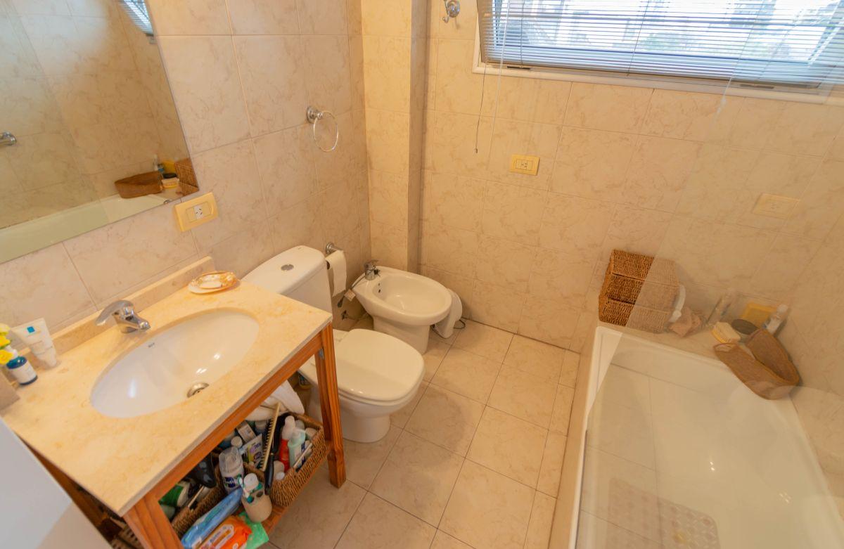 Venta departamento tríplex con terraza privada, espacio guardacoches, amenities y piscina en Coghlan