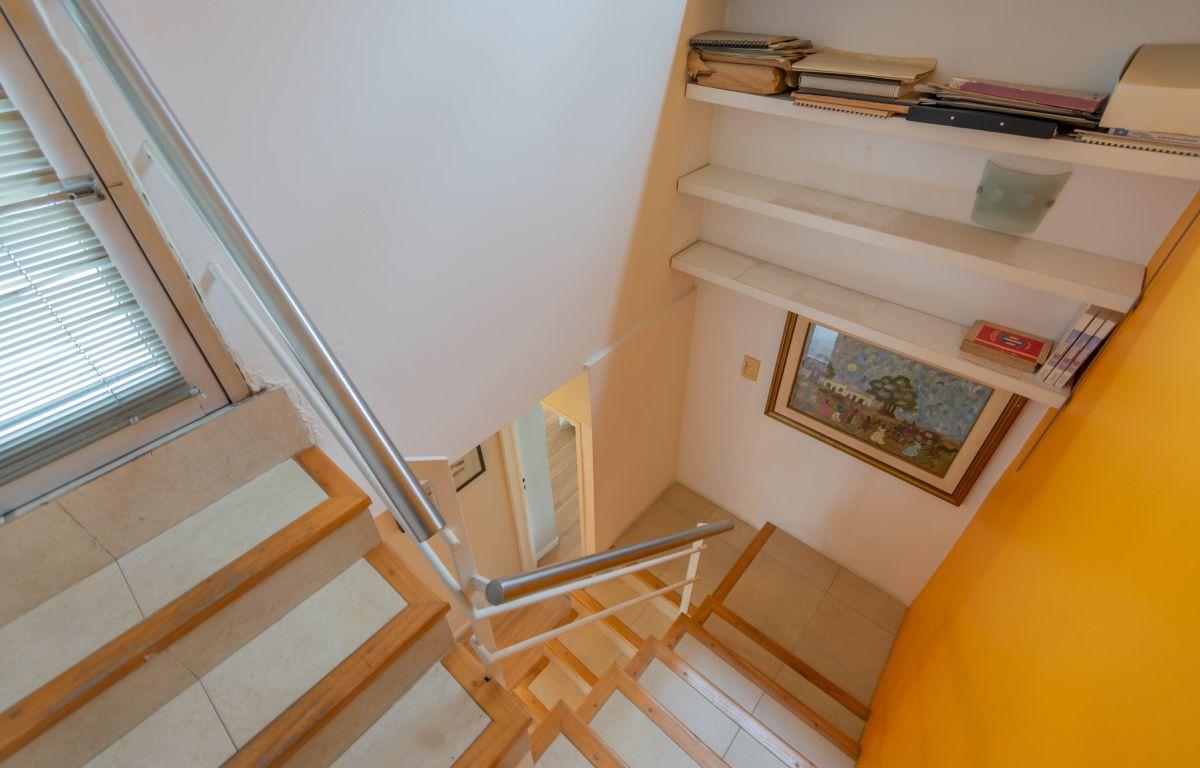 Venta departamento tríplex con terraza privada, espacio guardacoches, amenities y piscina en Coghlan