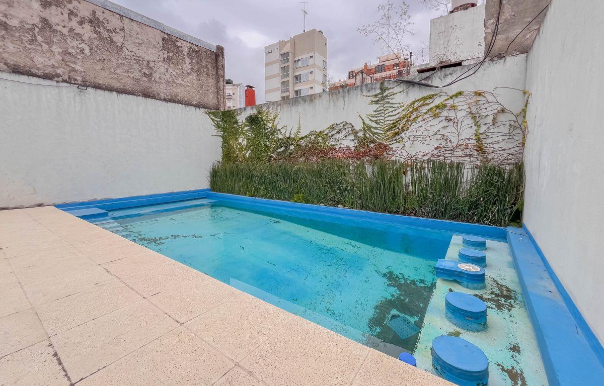 Venta departamento tríplex con terraza privada, espacio guardacoches, amenities y piscina en Coghlan