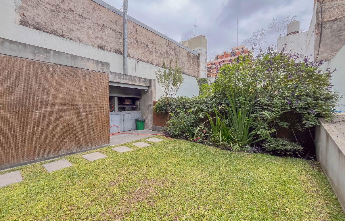 Venta departamento tríplex con terraza privada, espacio guardacoches, amenities y piscina en Coghlan
