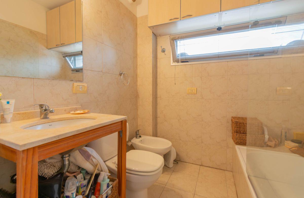 Venta departamento tríplex con terraza privada, espacio guardacoches, amenities y piscina en Coghlan