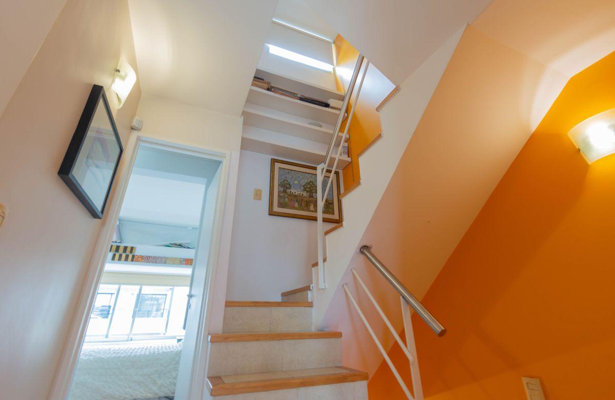 Venta departamento tríplex con terraza privada, espacio guardacoches, amenities y piscina en Coghlan