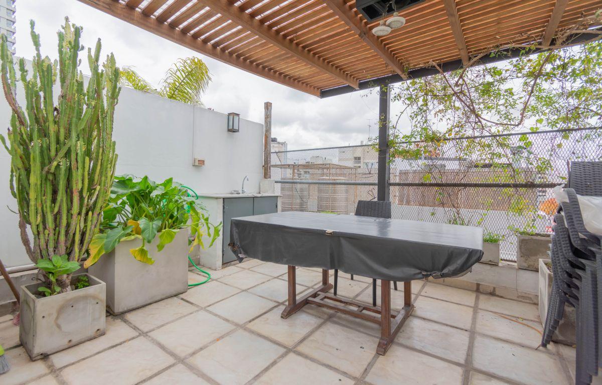 Venta departamento tríplex con terraza privada, espacio guardacoches, amenities y piscina en Coghlan