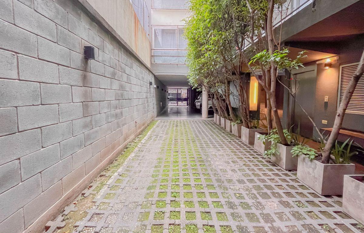 Venta departamento tríplex con terraza privada, espacio guardacoches, amenities y piscina en Coghlan