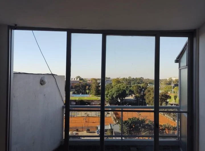 Hermoso dos ambientes en libertador, con vista al rio 1