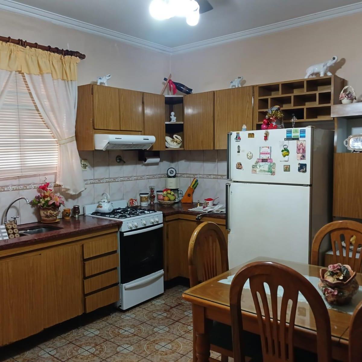 Casa en VENTA EN TEMPERLEY CON AMPLIO JARDIN Y GARAGE