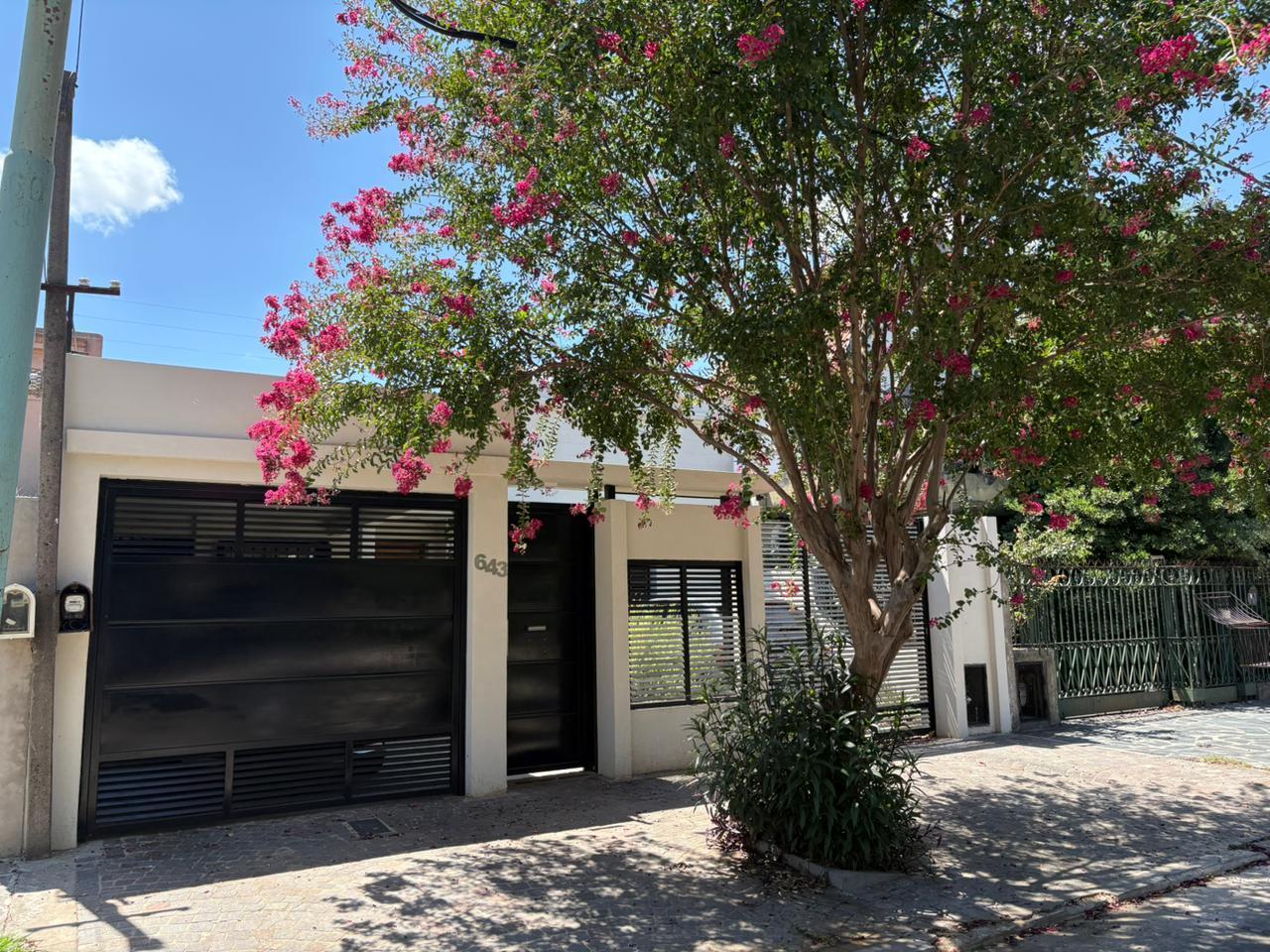 Casa en venta con jardín y pileta en Adrogué