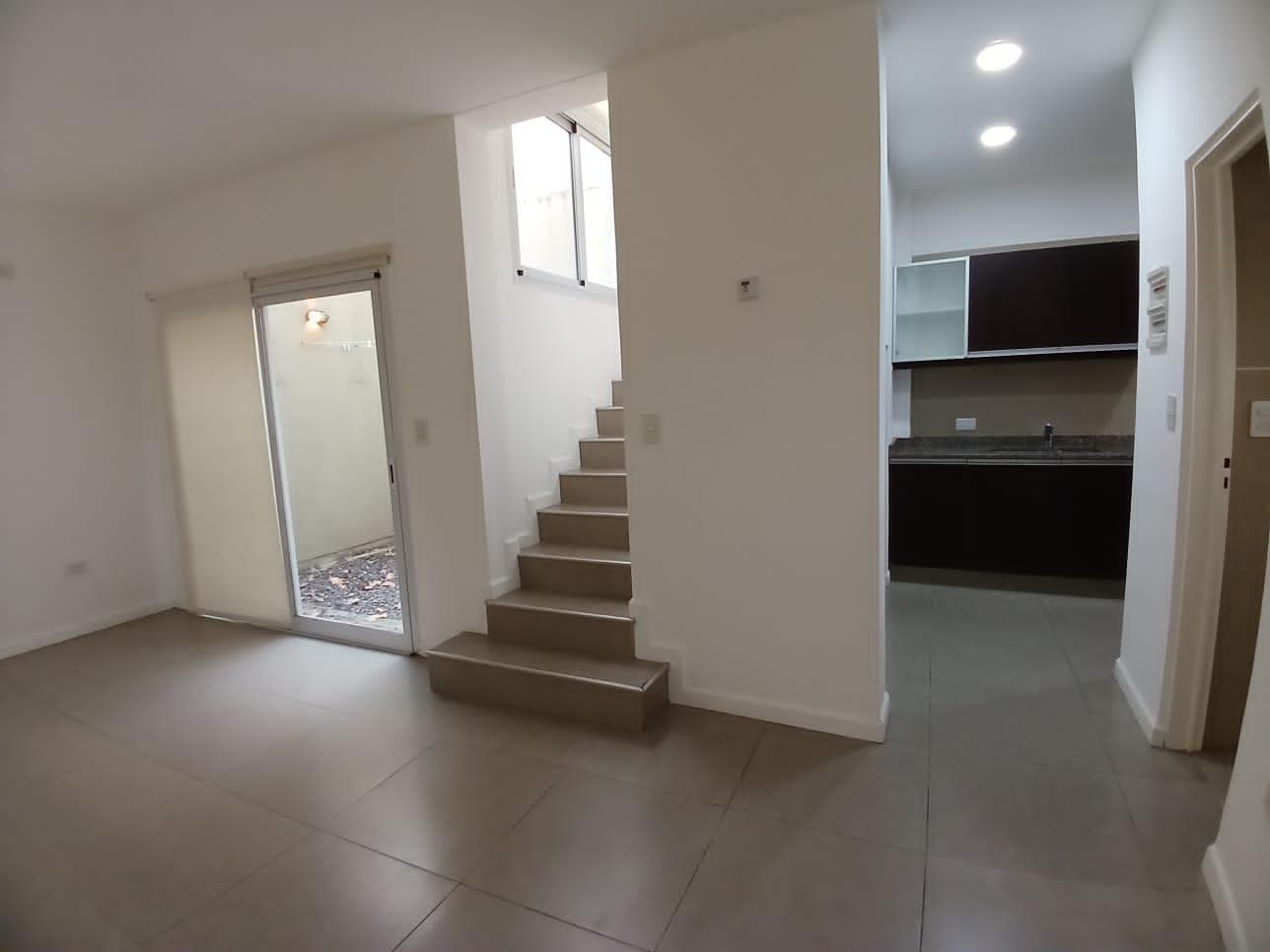 Foto de Dúplex en alquiler con cochera y patio en Adrogué, imagen 3