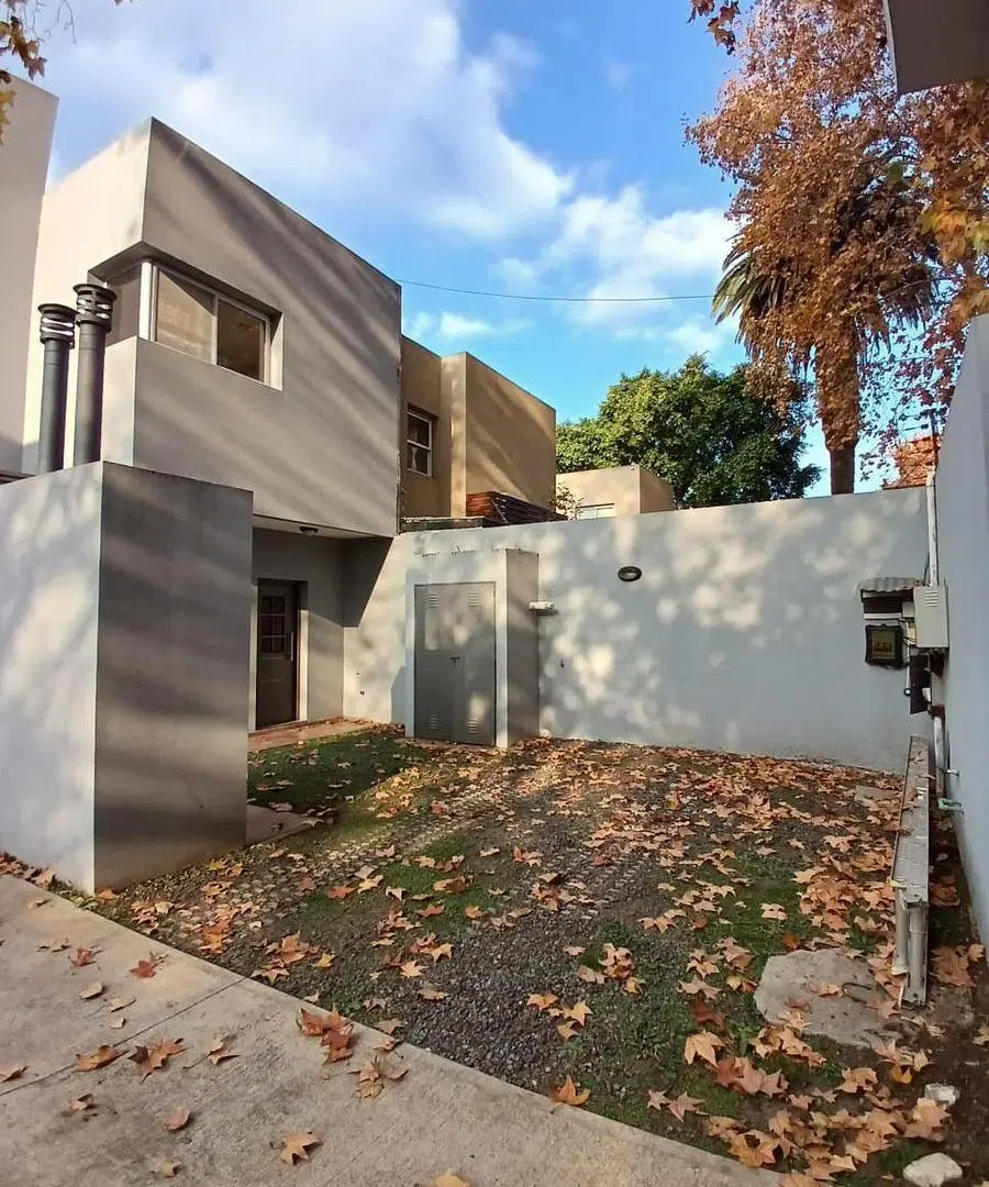 Dúplex en alquiler con cochera y patio en Adrogué 5