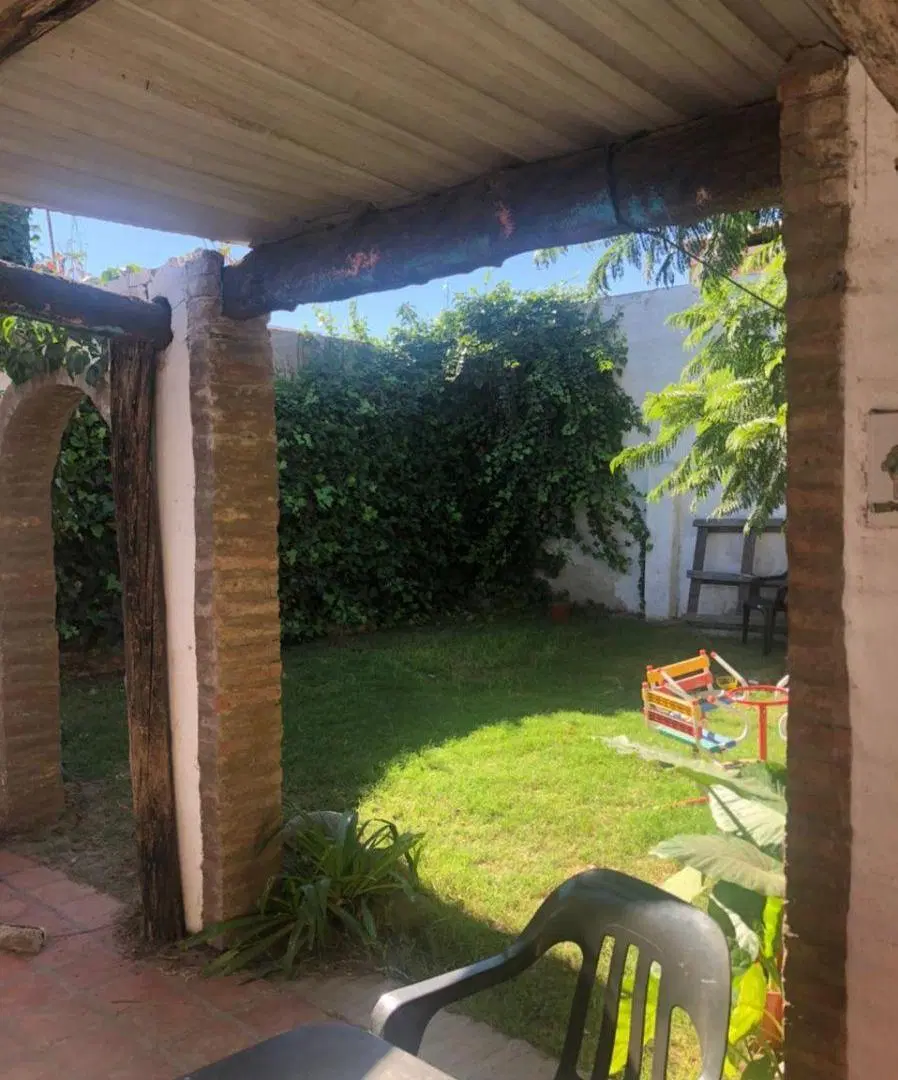 Casa en alquiler | 2 dormitorios | Patio y cochera | Quebrada de las Rosas 2