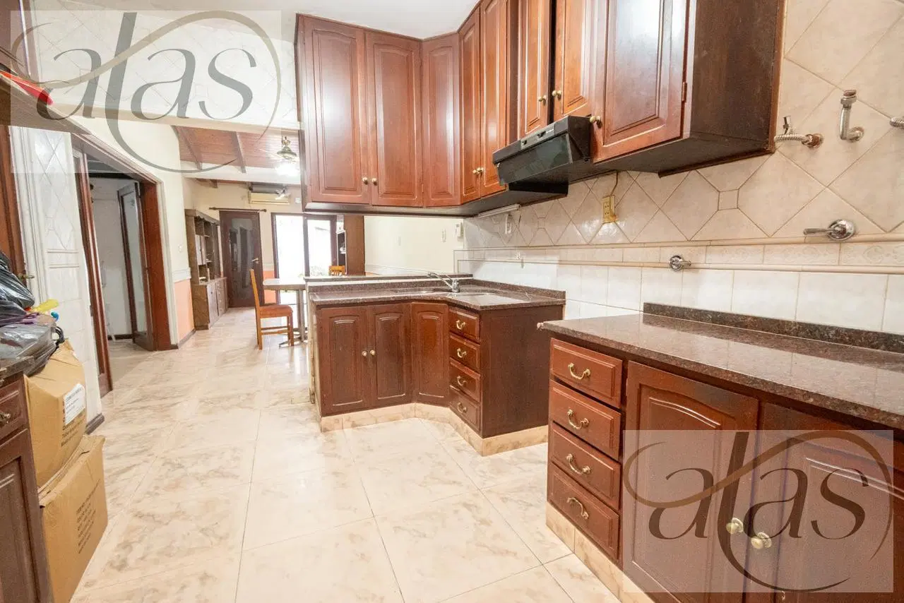 Amplia Casa en venta - Estanislado Zeballos 700 4
