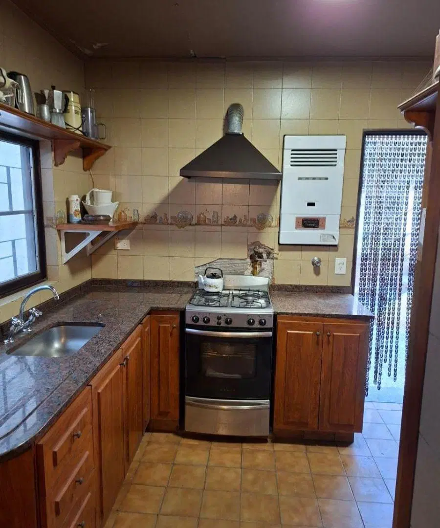 CASA DE TRES AMBIENTES CON COCHERA, PATIO Y TERRAZA
¡¡OPORTUNIDAD!! 8
