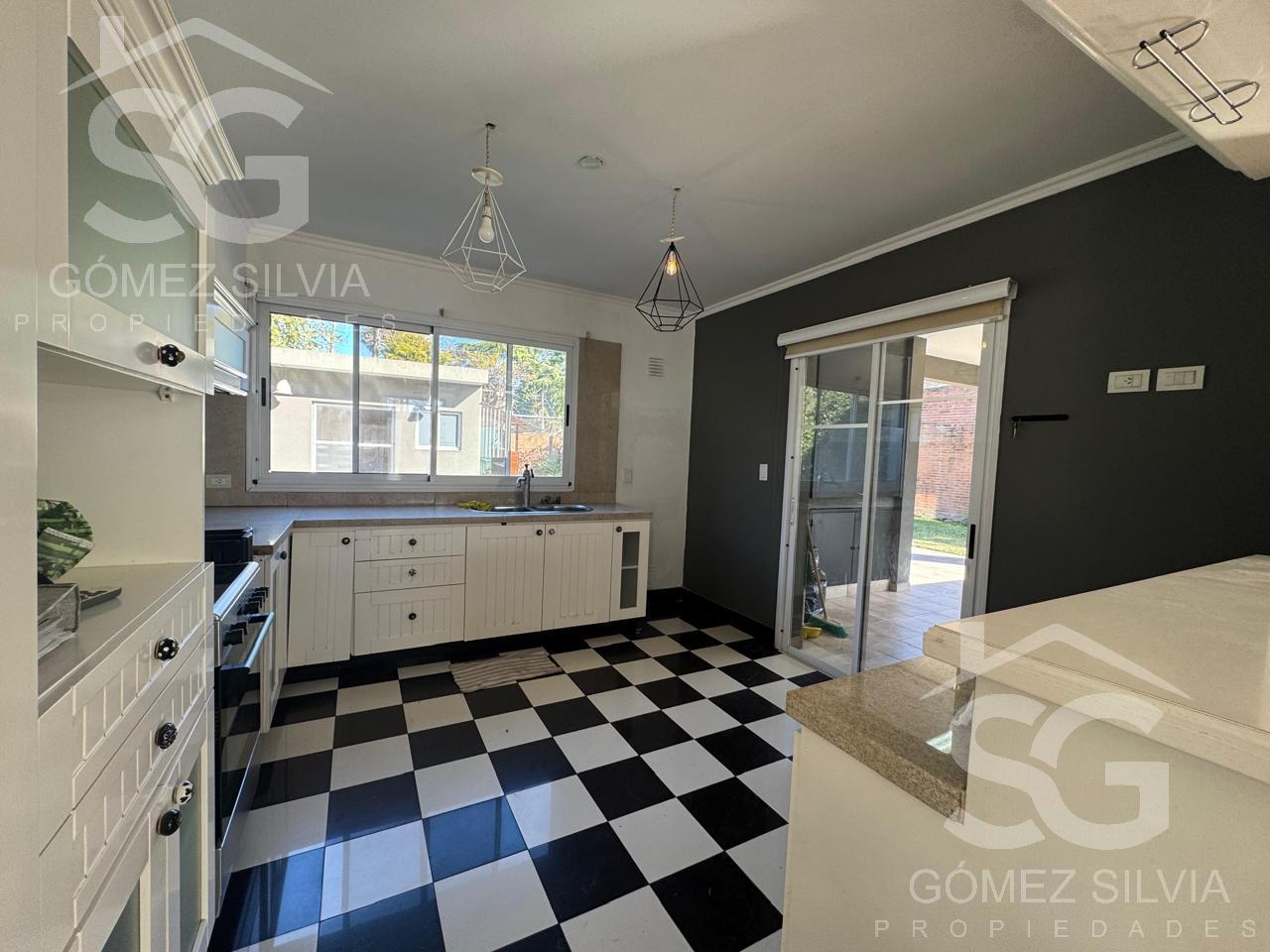 Foto de Casa en alquiler 5 ambientes barrio cerrado Altos del Sol, Parque Leloir, imagen 4
