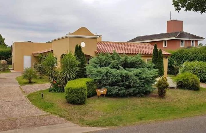 CASA EN VENTA EN BARRIO SAN ISIDRO, VILLA ALLENDE