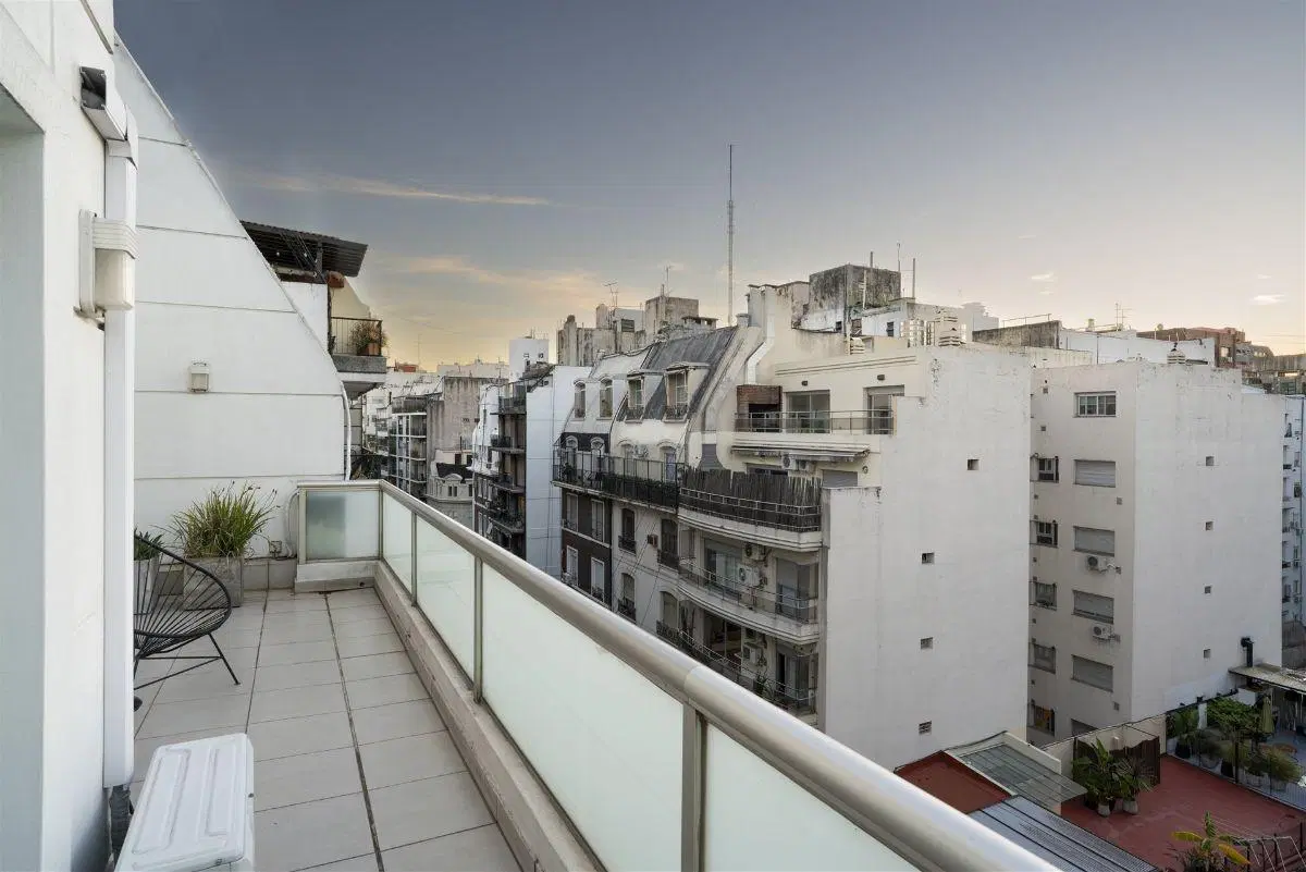 Recoleta — 3 ambientes amoblado en piso alto con balcón y suite 3