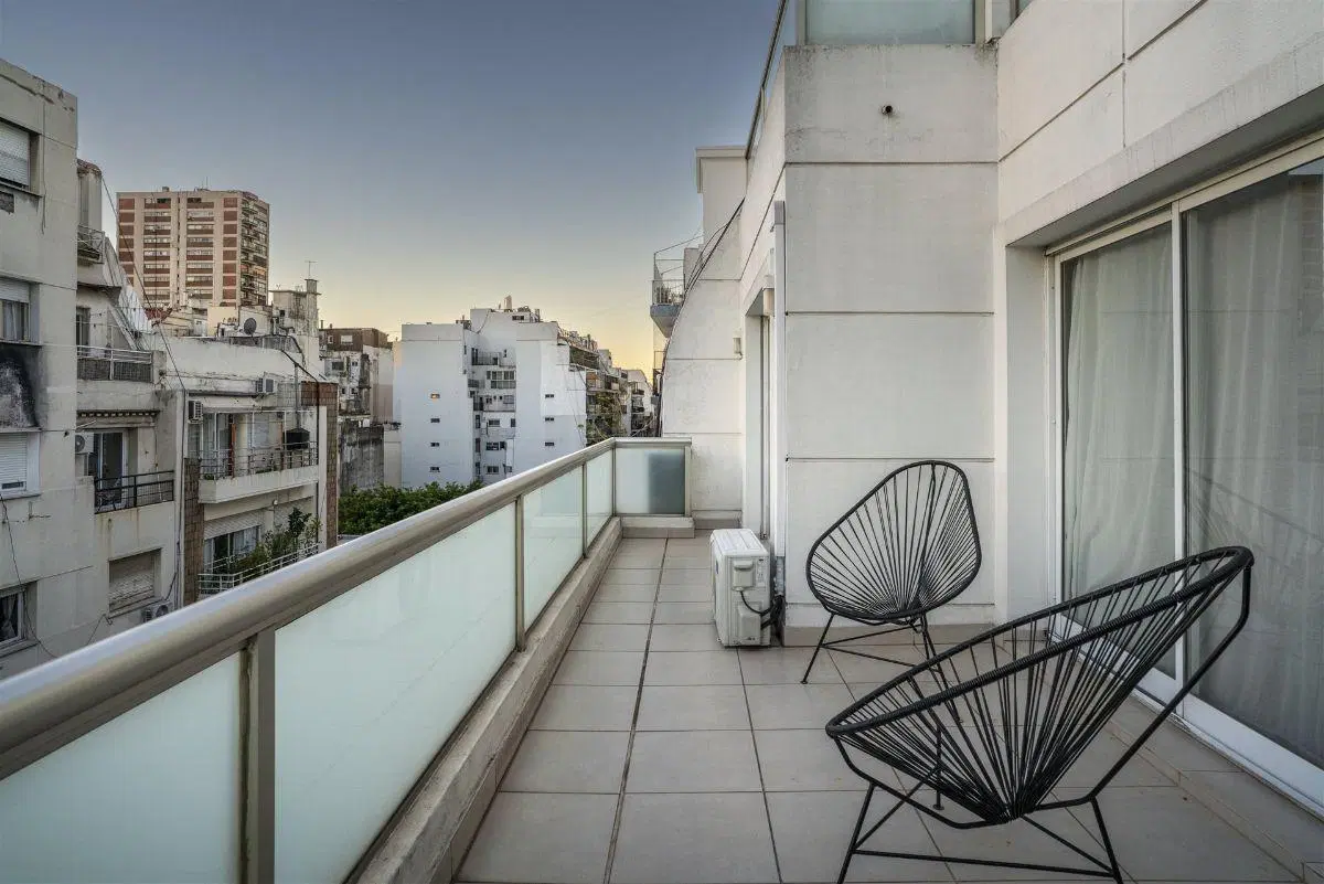 Recoleta — 3 ambientes amoblado en piso alto con balcón y suite 2