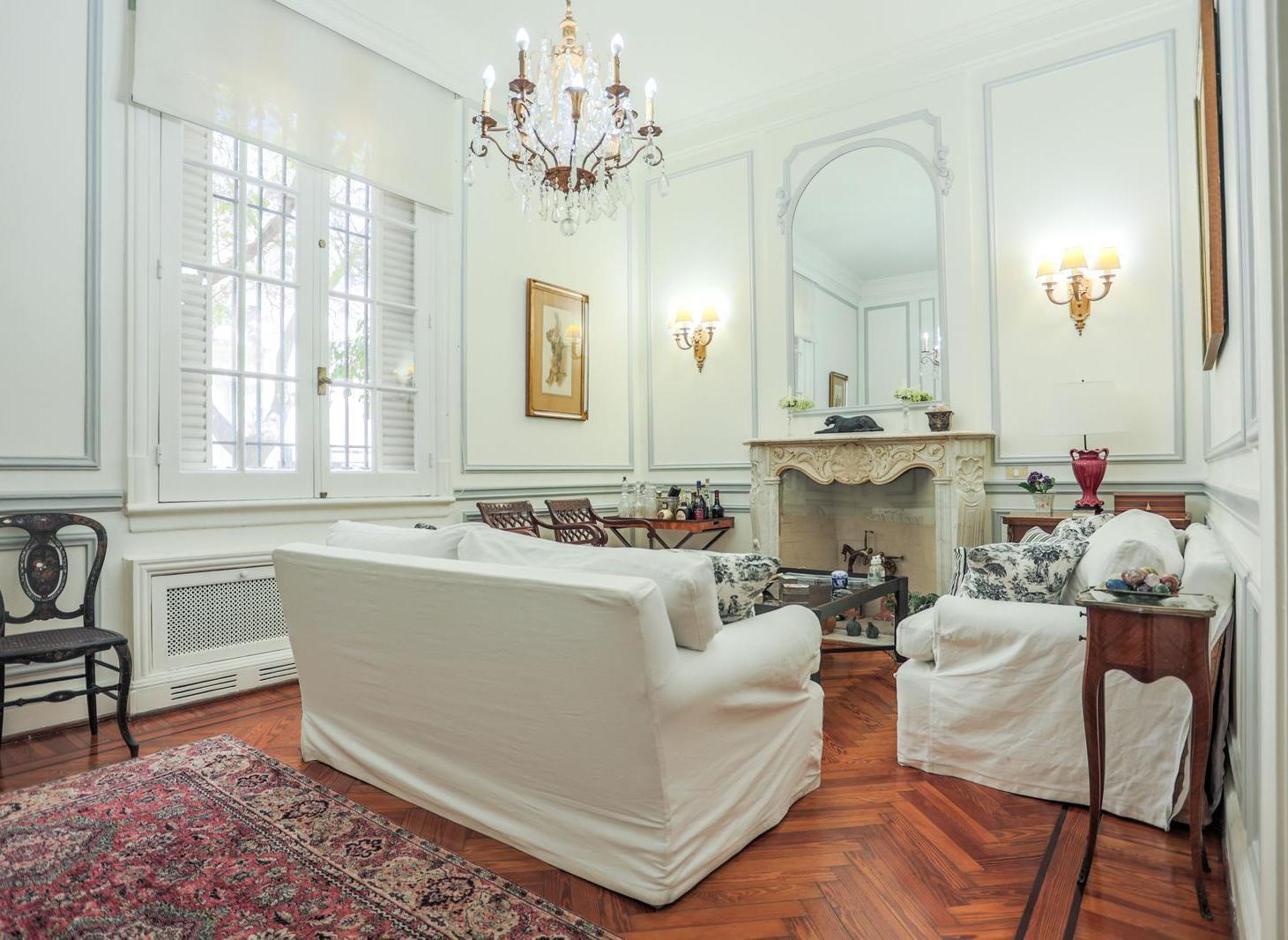 Foto de Divina Casa de estilo Francés en Venta. Barrio Parque., imagen 2