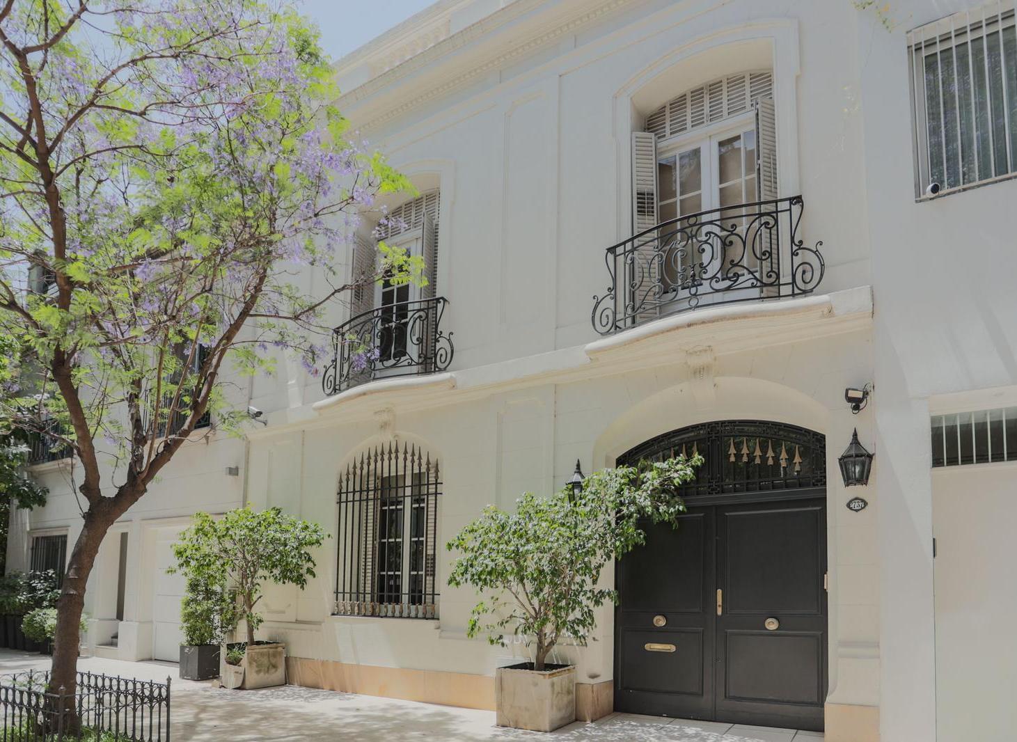 Divina Casa de estilo Francés en Venta. Barrio Parque.