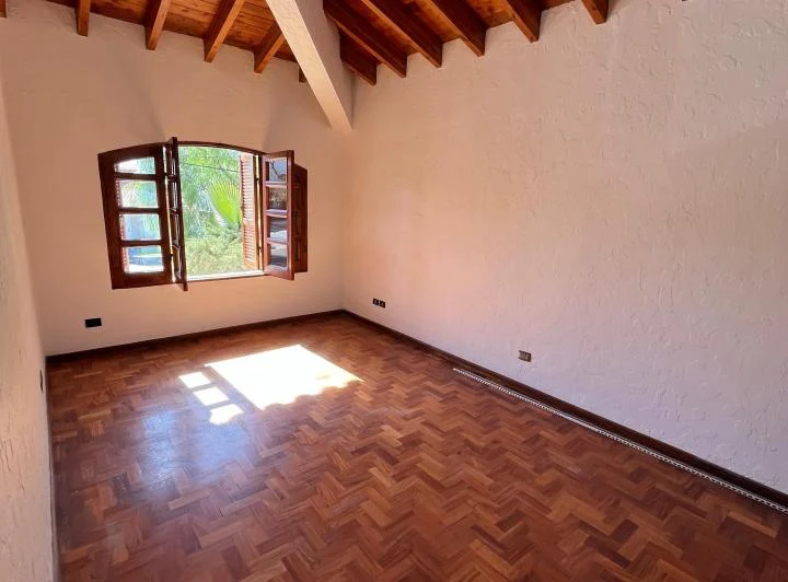 Casa Estilo Español en Barrio Dalvian 5