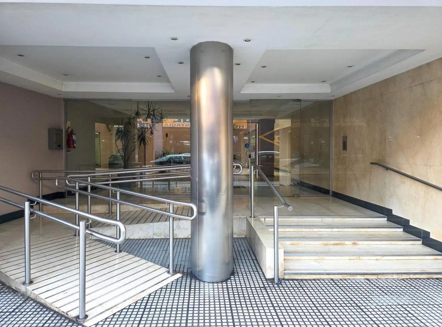 Alquiler de Departamento de 3 ambientes con Patio en Almagro 2