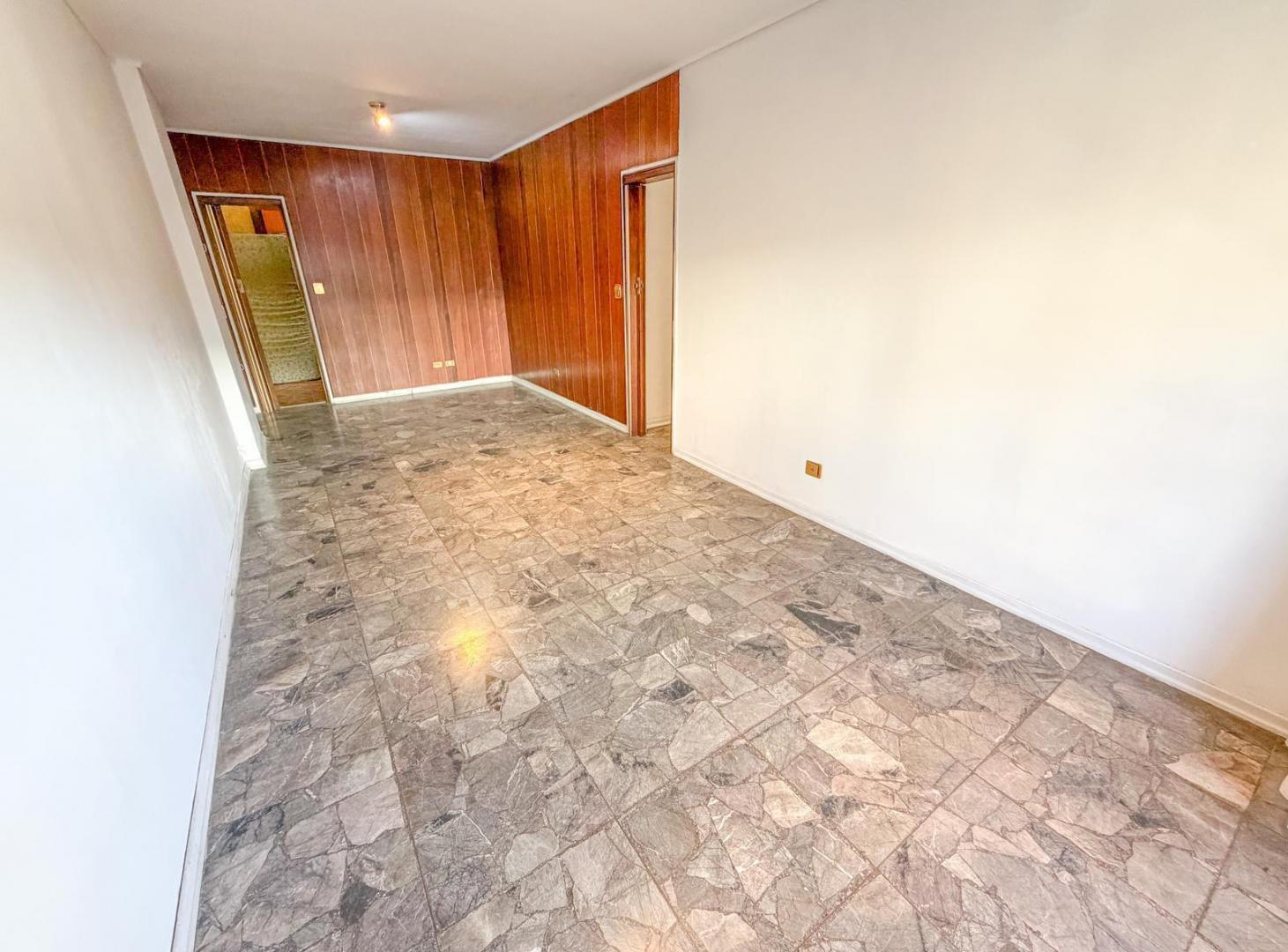 Departamento en alquiler de 4 ambientes más dependencia en Flores
