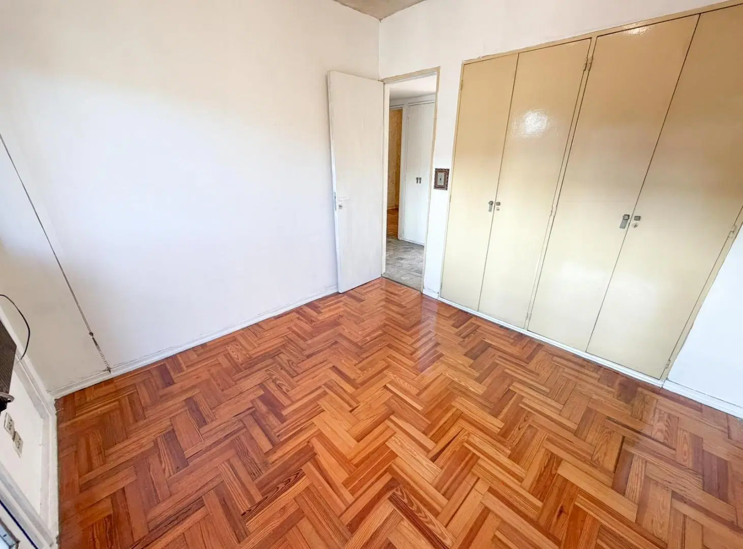 Departamento en alquiler de 4 ambientes más dependencia en Flores 5