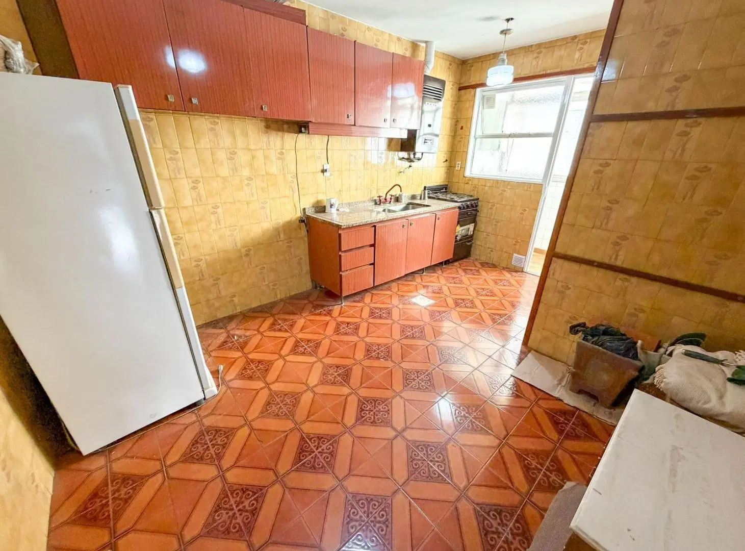 Departamento en alquiler de 4 ambientes más dependencia en Flores 3