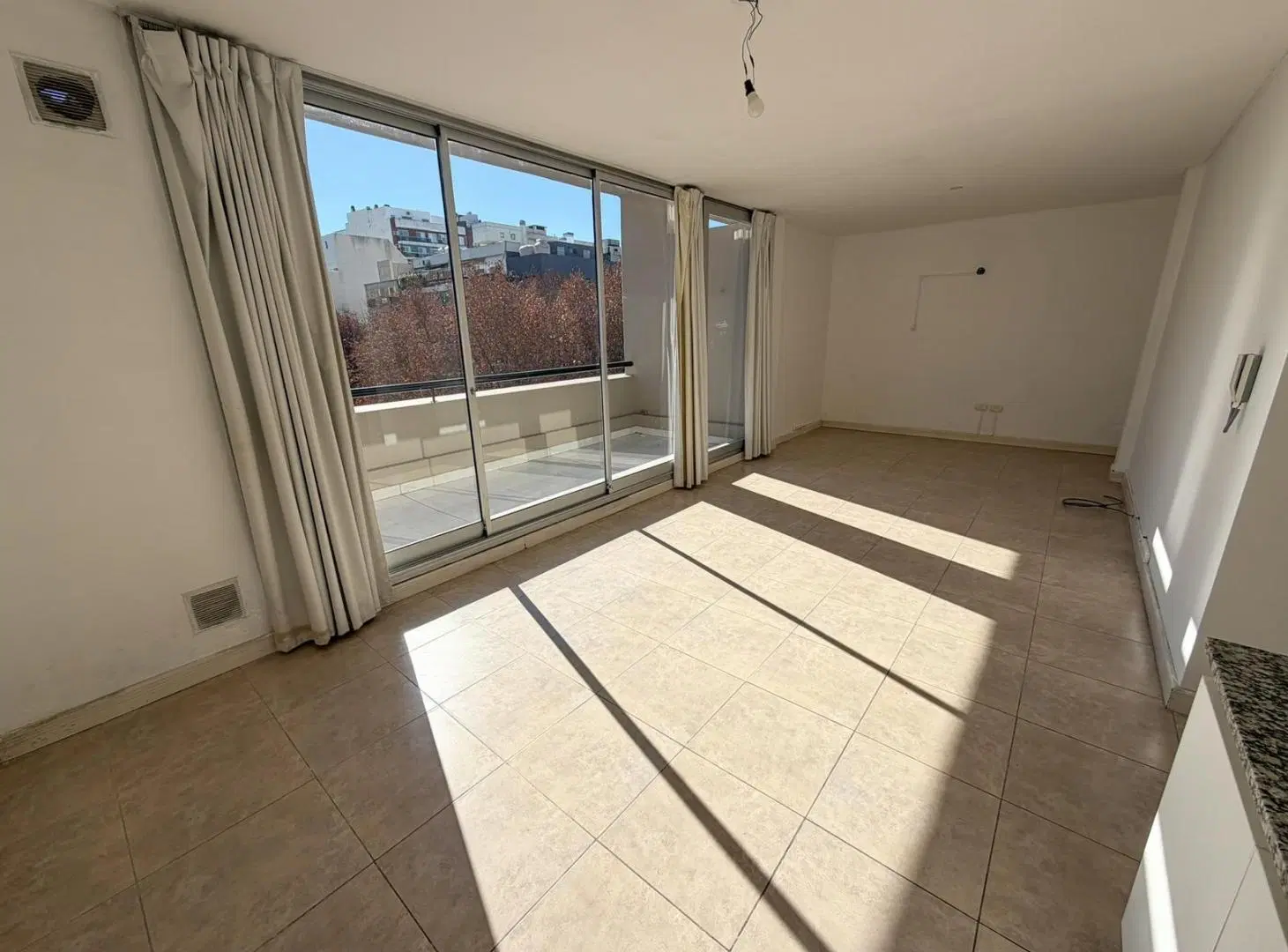 Monoambiente en alquiler con balcón terraza en Caballito 2