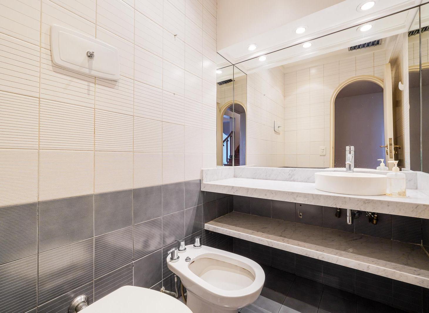 Foto de Casa de 6 ambientes sobre lote de 600m2 con quincho y pileta en Villa, imagen 3