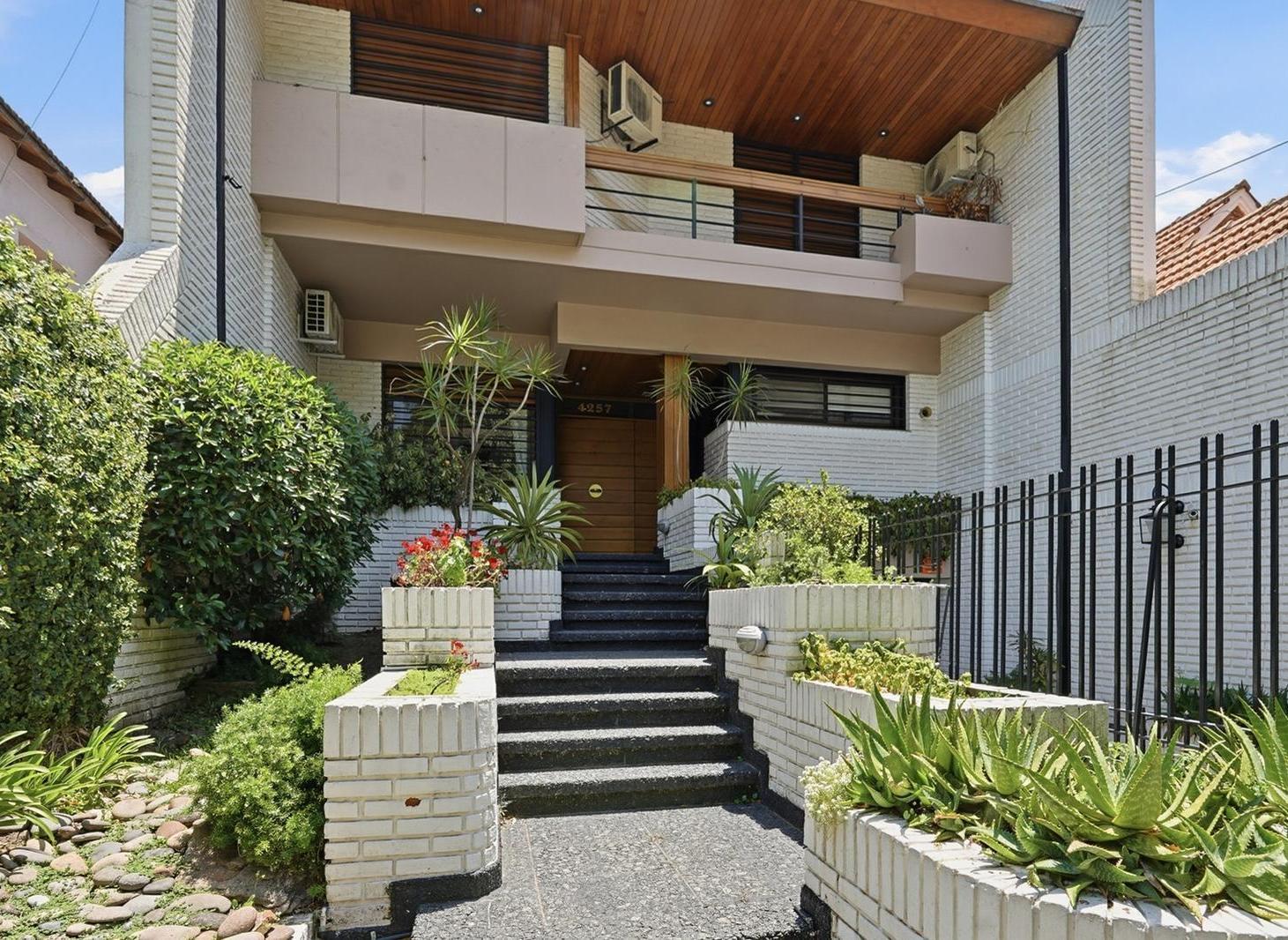 Foto de Casa de 6 ambientes sobre lote de 600m2 con quincho y pileta en Villa, imagen 2