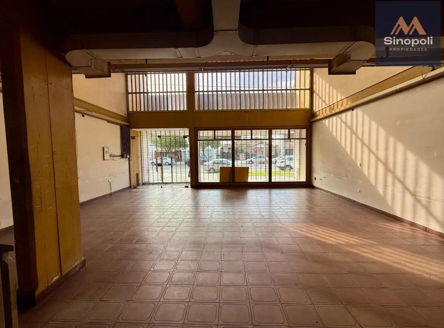VENTA DE LOCAL COMERCIAL, SOBRE AVENIDA 25, 3 NIVELES 8