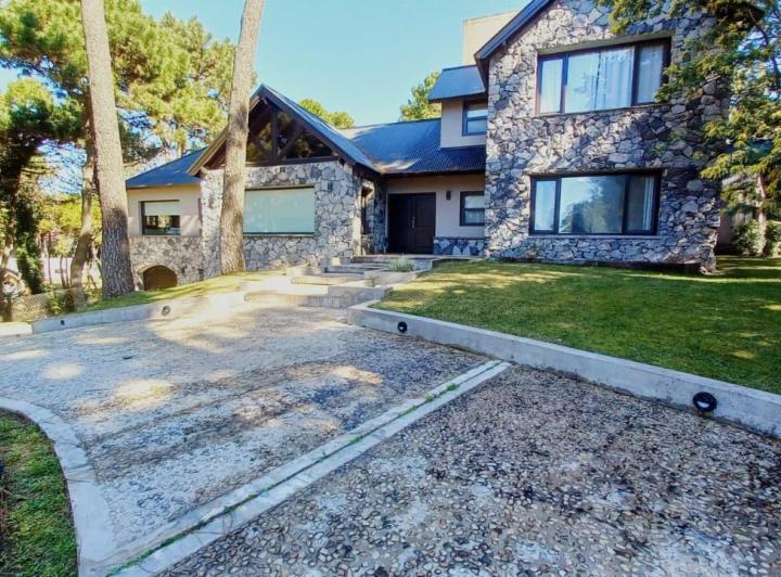OPORTUNIDAD CASA DE 7 AMBIENTES EN PINAMAR NORTE .